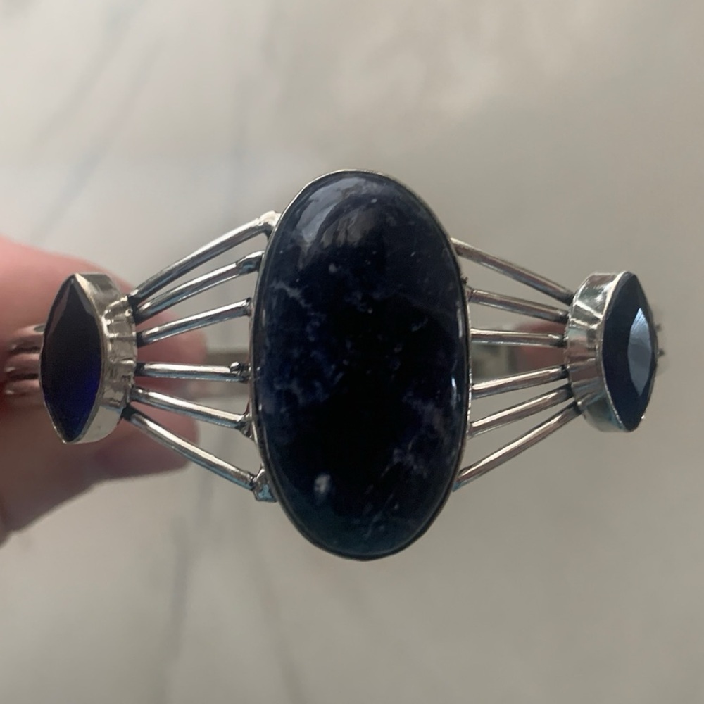 1633 Elegant Blue and Silver Bracelet with Striking Design